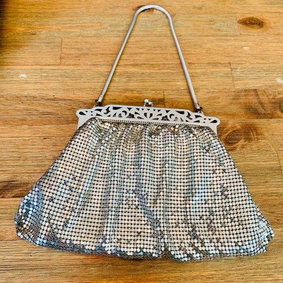 Whiting & Davis Silver Mesh filigree kiss lock handbag Evening Bag